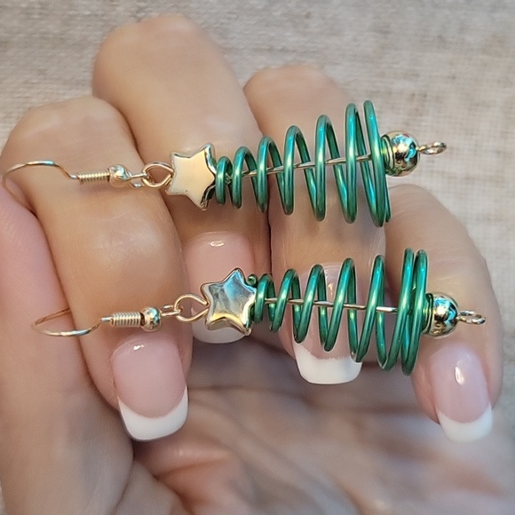 GREEN COIL HOLIDAY TREE EARRINGS - Picture 1 of 7